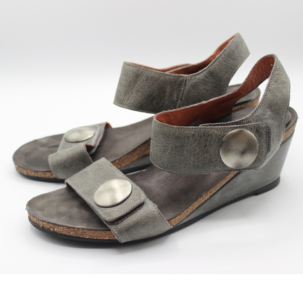 Taos Carousel 2‎ Graphite Grey Leather Wedge Sandals Metal Button  41 10-10.5